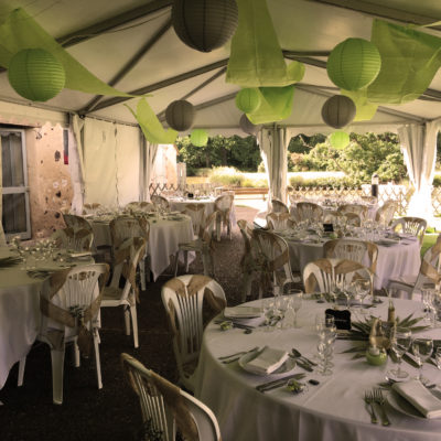 tables dressées sous barnum